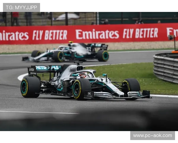 汉密尔顿垫底真相：轮胎工作温度不足与黄旗时机双困